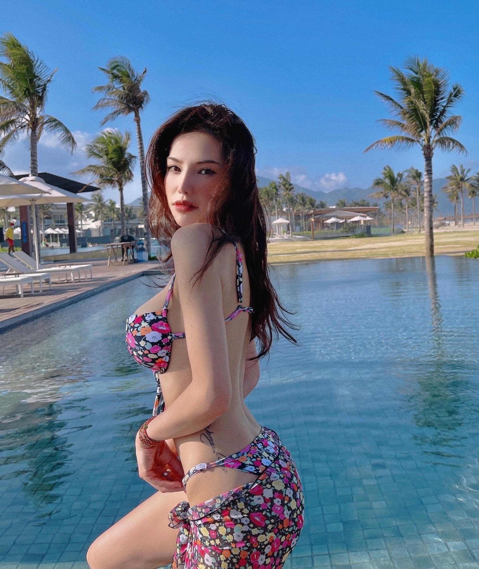 Lưu Đê Ly thả dáng 'bốc lửa', Tâm Tít hở bạo với kiểu váy bikini - Ảnh 3. Lưu Đê Ly thả dáng 'bốc lửa', Tâm Tít hở bạo với kiểu váy bikini - Ảnh 3.