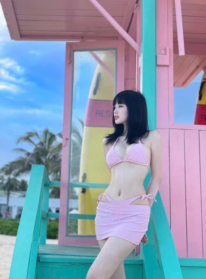Lưu Đê Ly thả dáng 'bốc lửa', Tâm Tít hở bạo với kiểu váy bikini - Ảnh 10. Lưu Đê Ly thả dáng 'bốc lửa', Tâm Tít hở bạo với kiểu váy bikini - Ảnh 10.