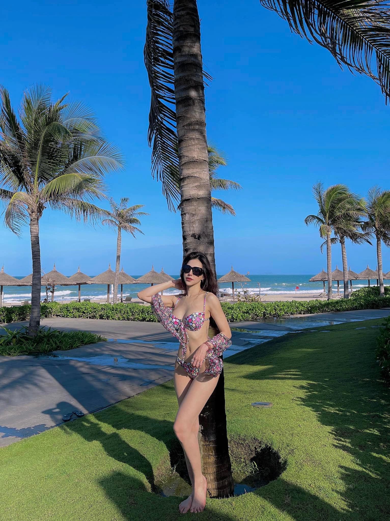 Lưu Đê Ly thả dáng 'bốc lửa', Tâm Tít hở bạo với kiểu váy bikini - Ảnh 2. Lưu Đê Ly thả dáng 'bốc lửa', Tâm Tít hở bạo với kiểu váy bikini - Ảnh 2.