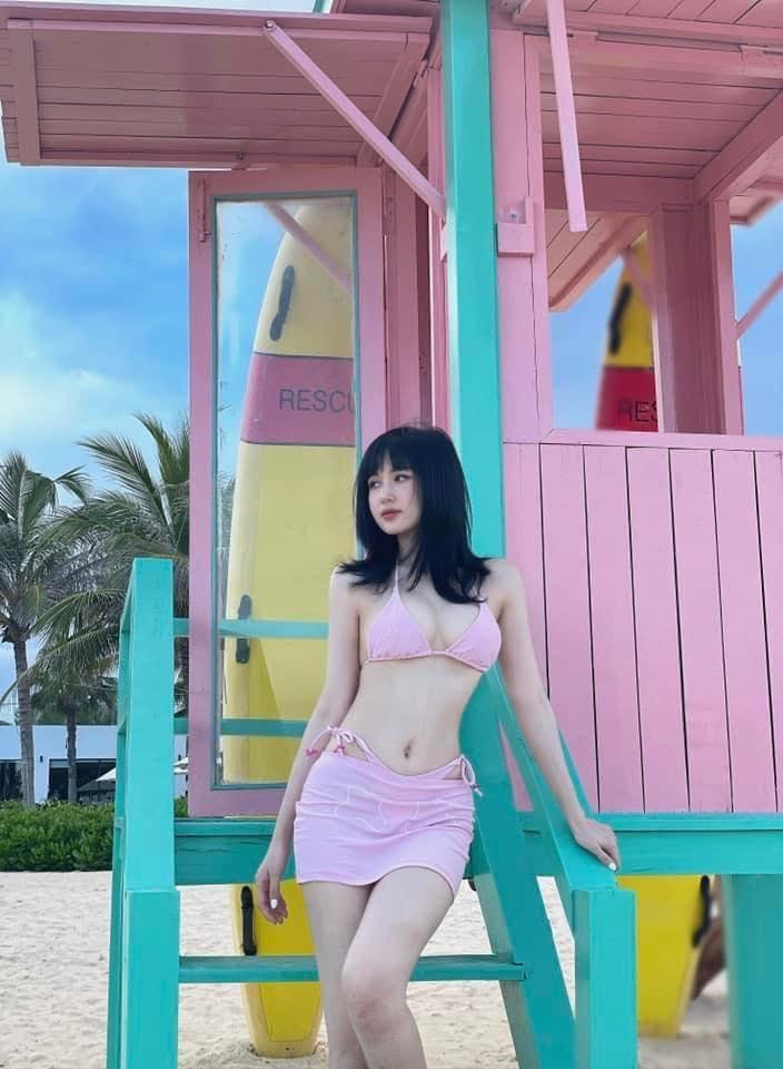 Lưu Đê Ly thả dáng 'bốc lửa', Tâm Tít hở bạo với kiểu váy bikini - Ảnh 9. Lưu Đê Ly thả dáng 'bốc lửa', Tâm Tít hở bạo với kiểu váy bikini - Ảnh 9.